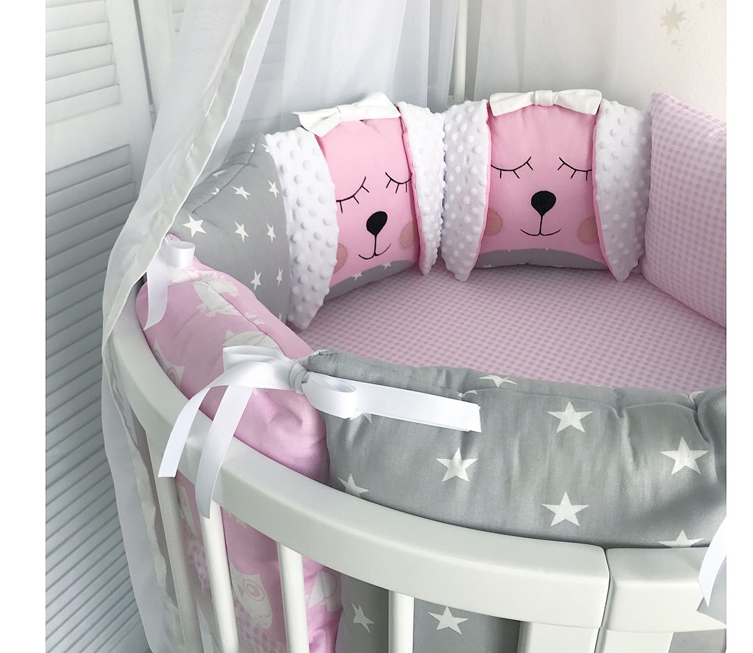Комплект в кроватку дизайнерский Серо-розовый с зайками