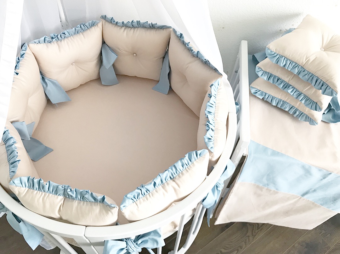 Комплект в кроватку дизайнерский Жемчуг/голубой (Подушки с бусинами)