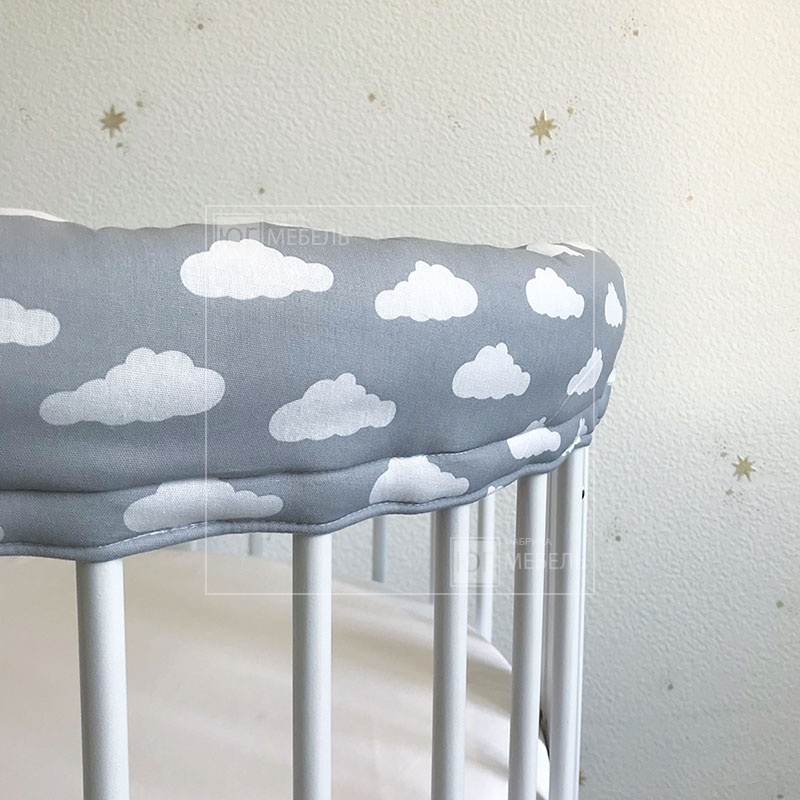 Защитная накладка на бортик кроватки "Облачка на сером"